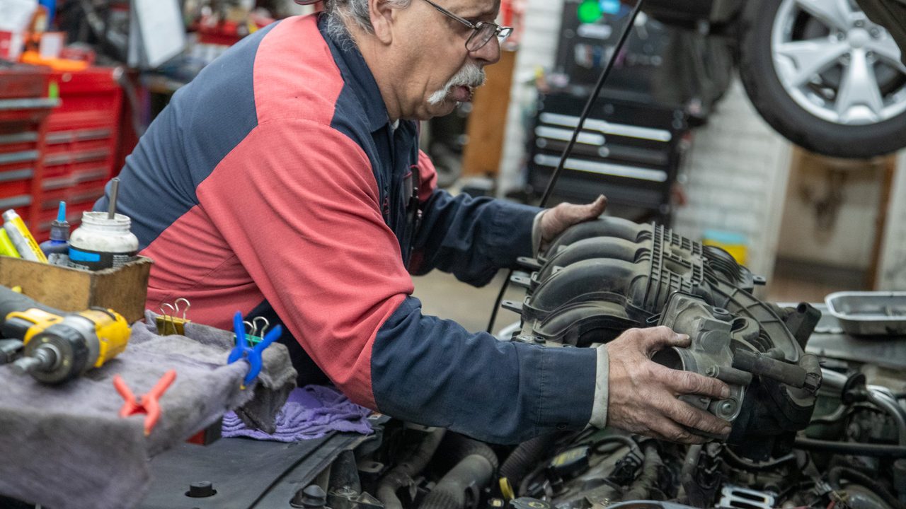 Network Automotive technicians and service bays